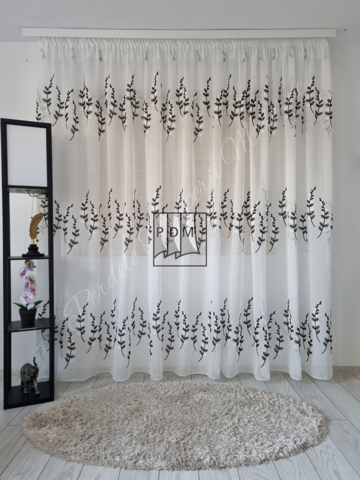 Perdea in,alb/negru imagine 1