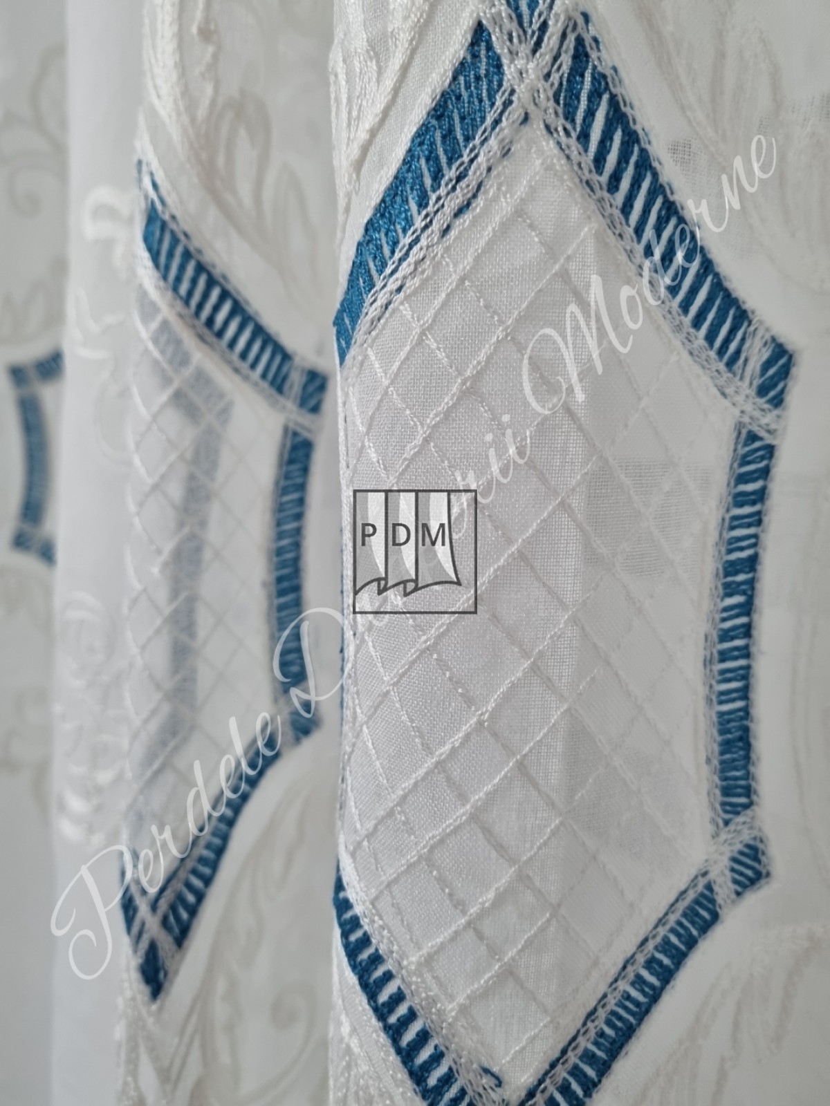 Perdea in brodat,alb/turcoaz imagine 3