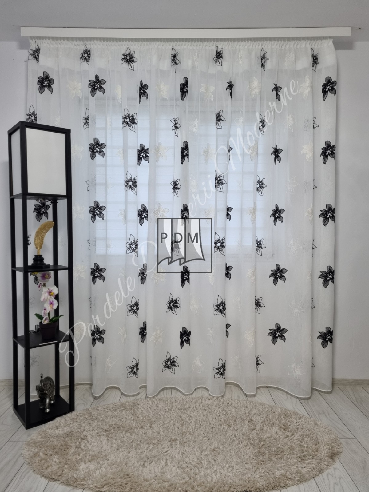 Perdea in brodat,flori alb/negru imagine 1