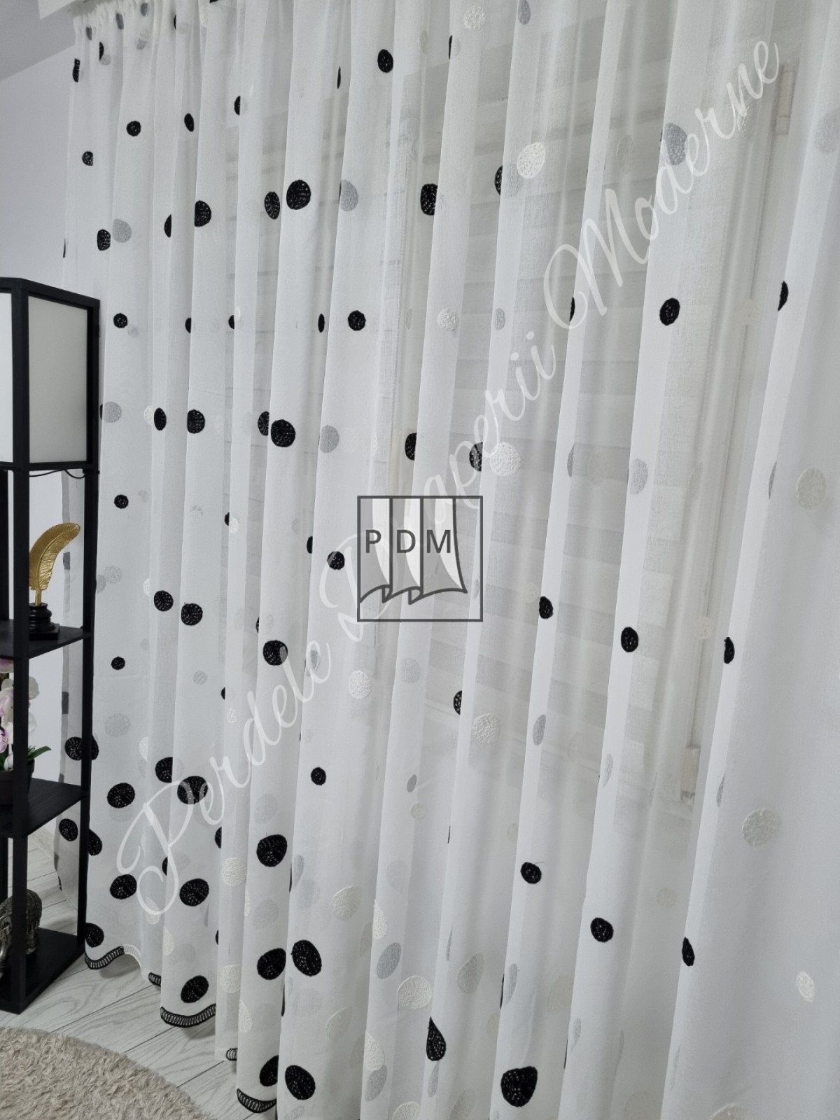 Perdea in,buline negre imagine 2