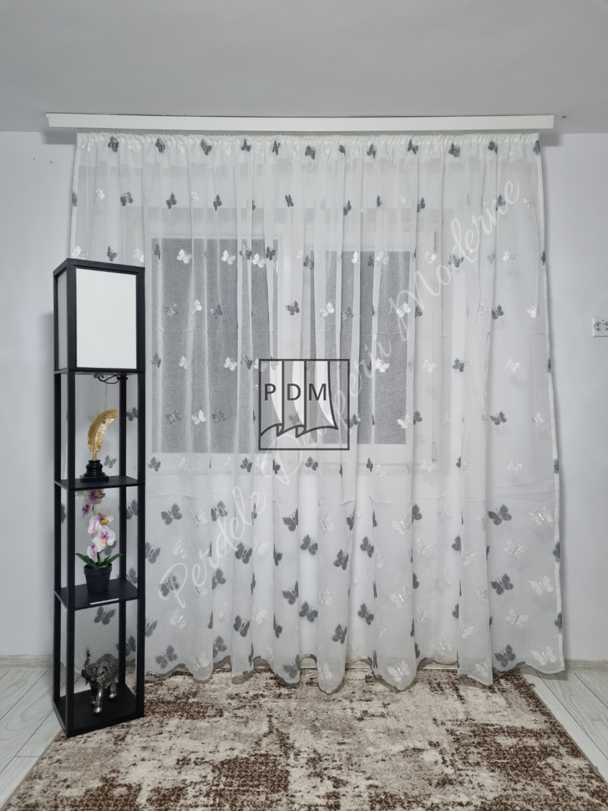 Perdea in,fluturi gri imagine 1