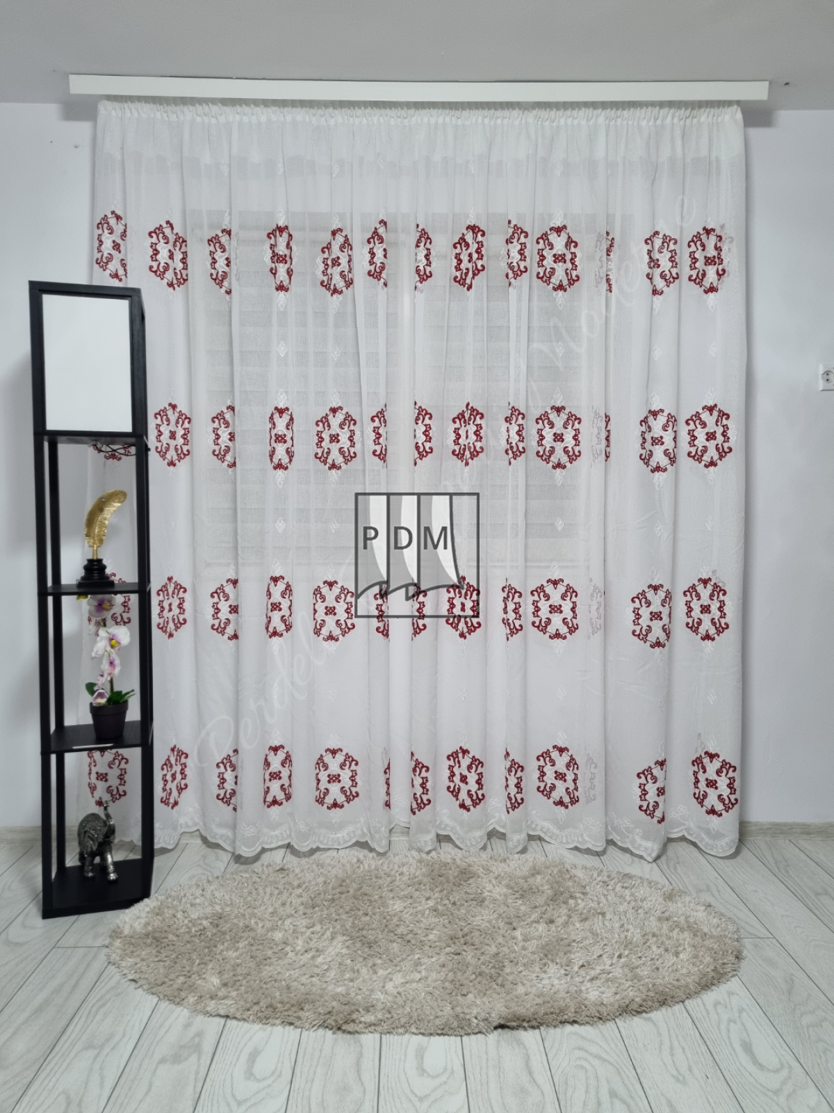Perdea in,model baroc,alb/rosu imagine 1