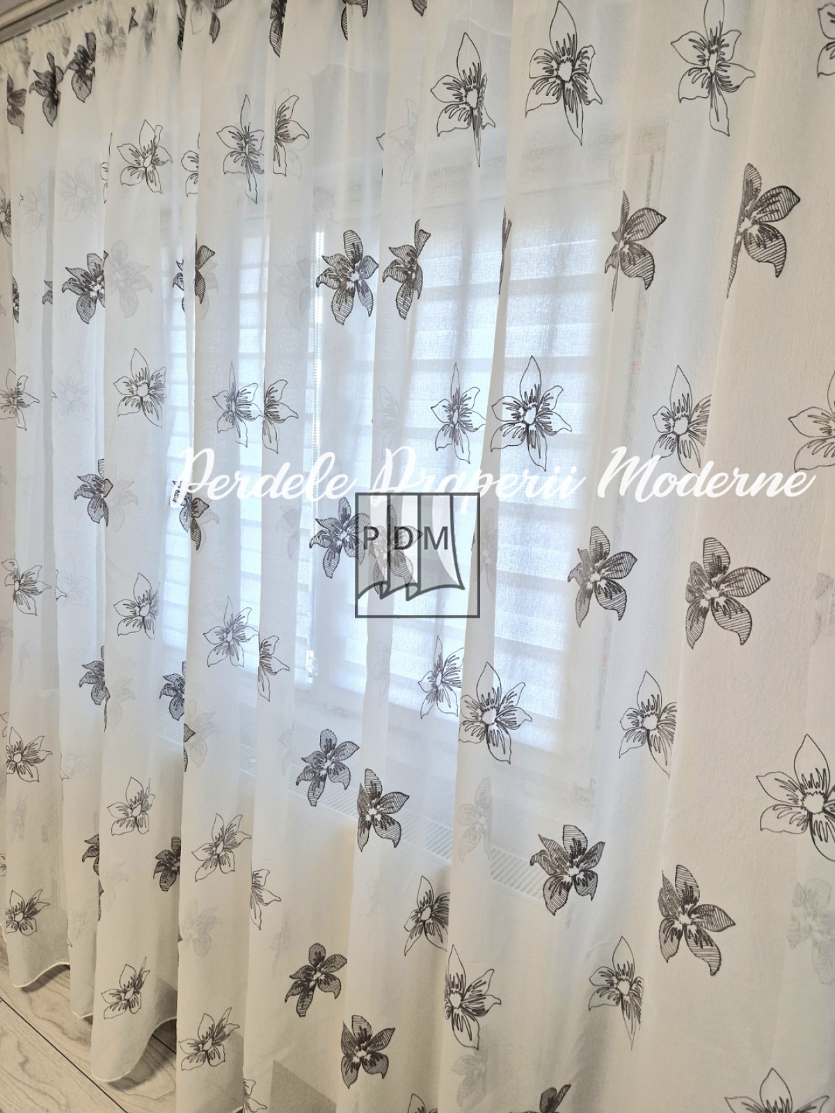 Perdea tip in, flori mari gri imagine 2