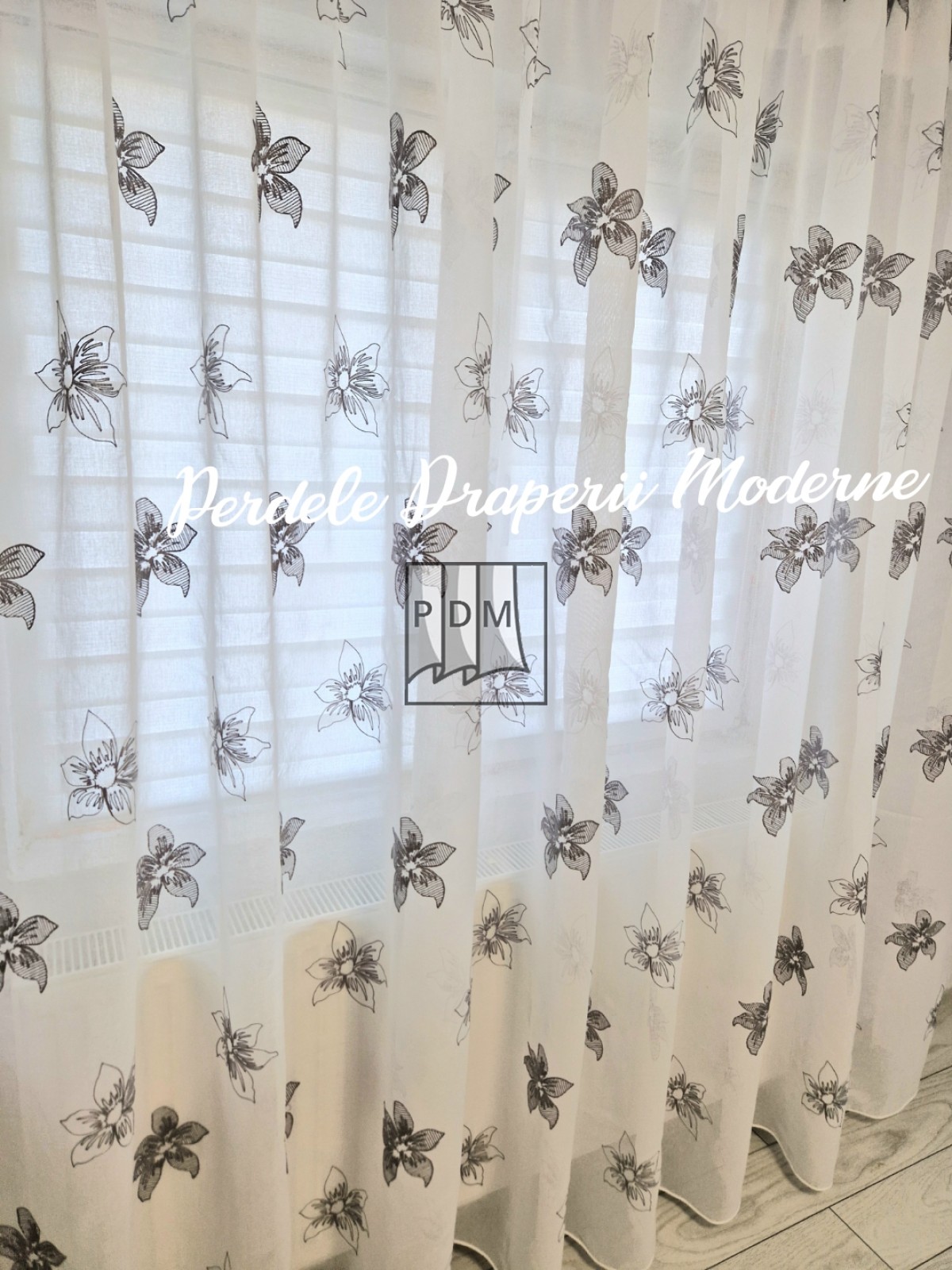 Perdea tip in, flori mari gri imagine 3
