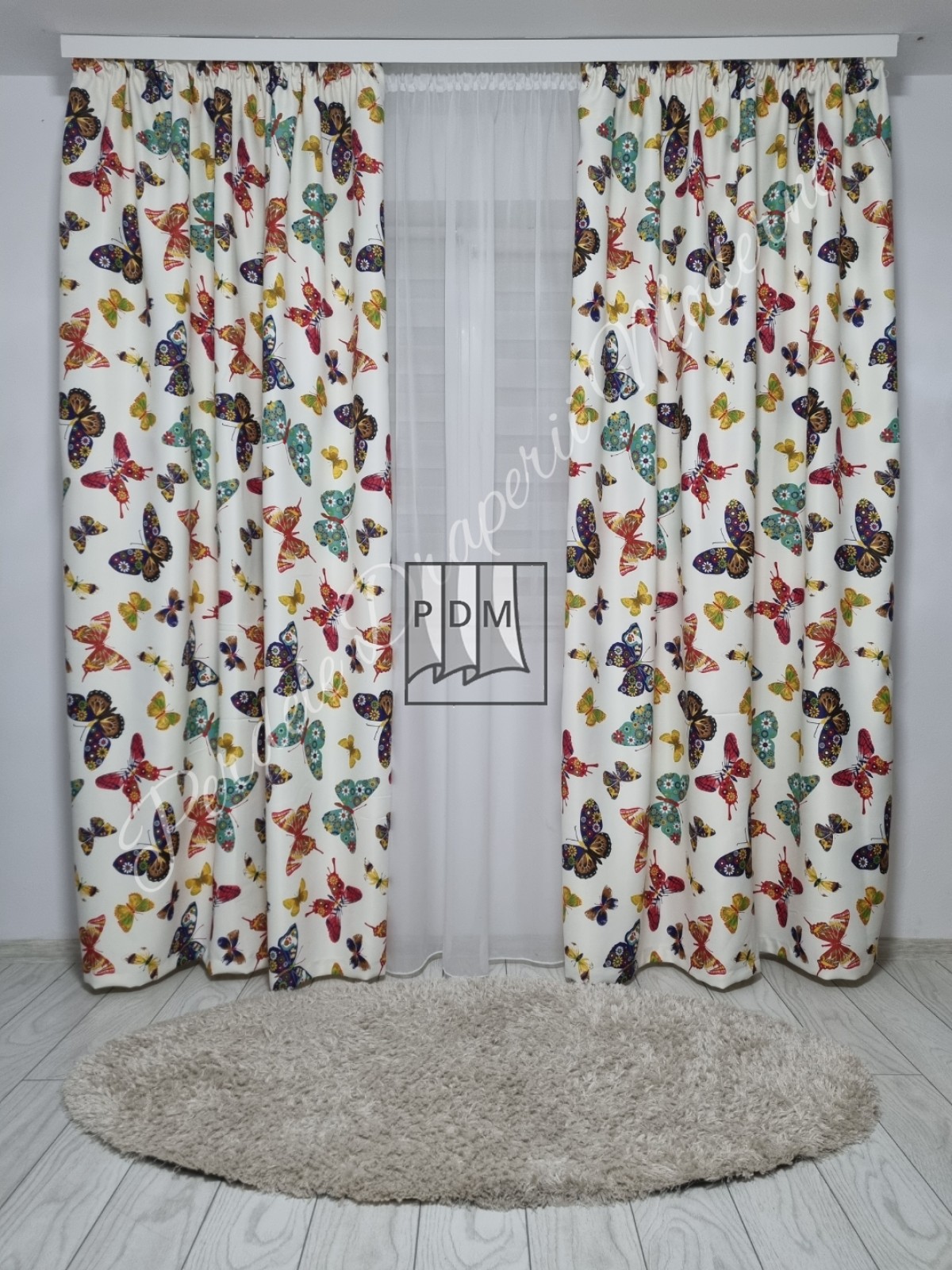 poze Draperie saten, fluturi colorati