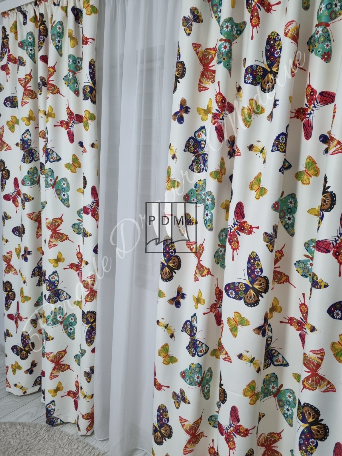 Draperie saten, fluturi colorati imagine 2