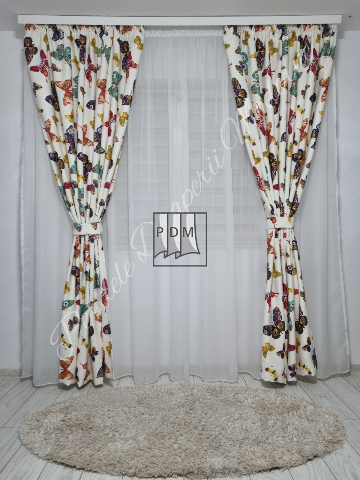 Draperie saten, fluturi colorati imagine 3     