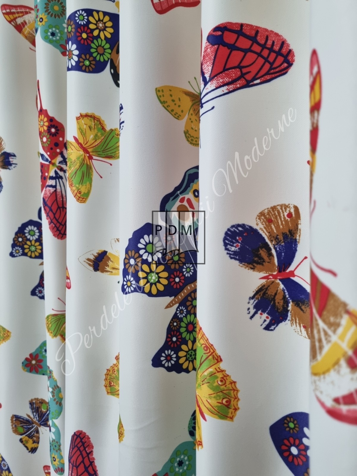 Draperie saten, fluturi colorati imagine 4