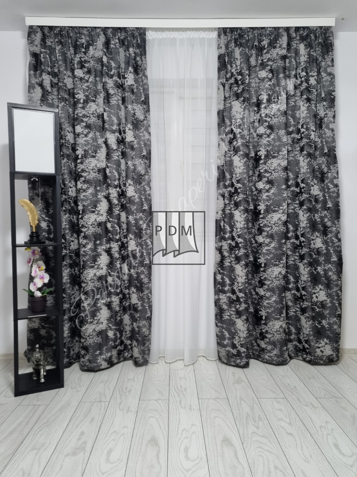 poze Draperie saten,degrade negru