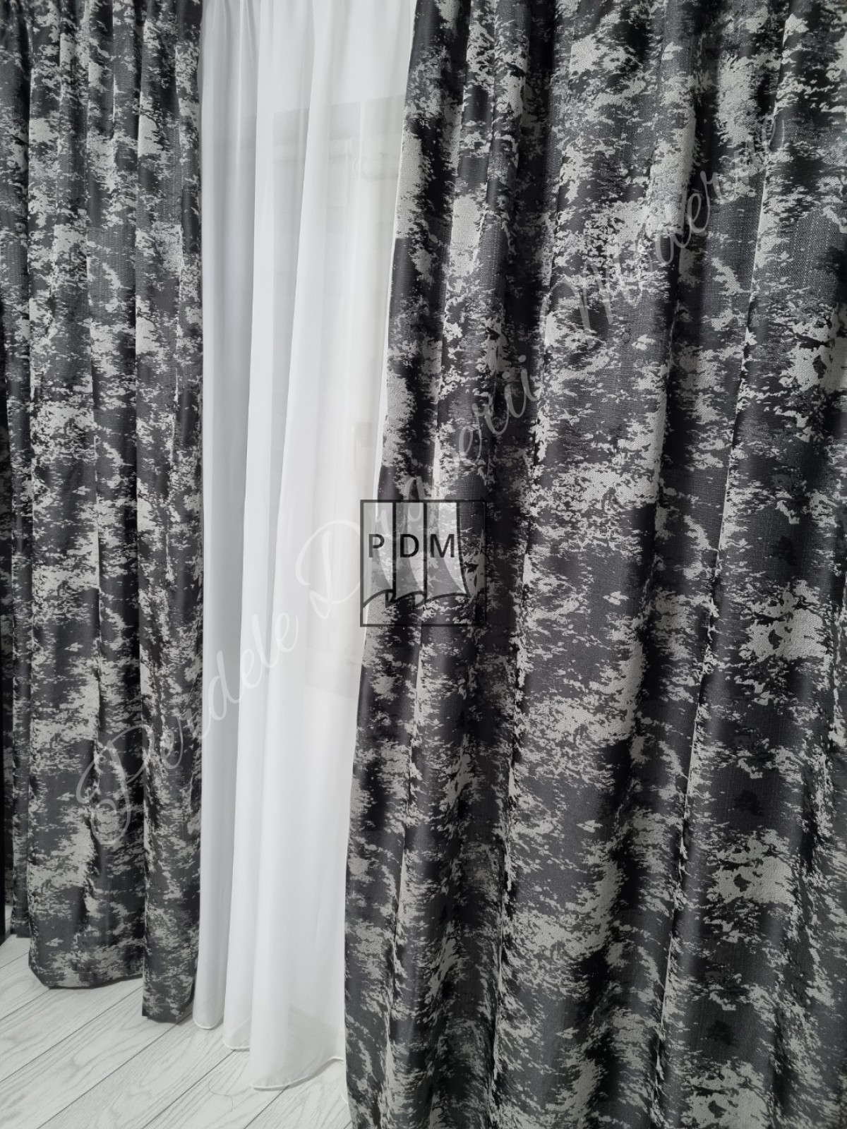 Draperie saten,degrade negru imagine 2