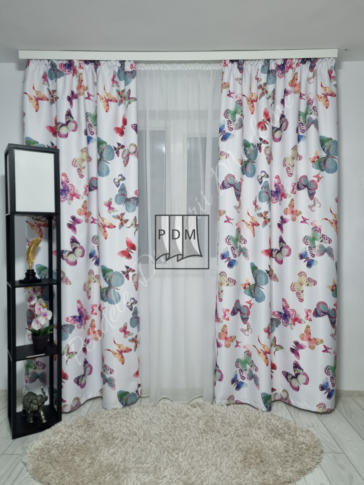 poze Draperie saten,fluturi colorati
