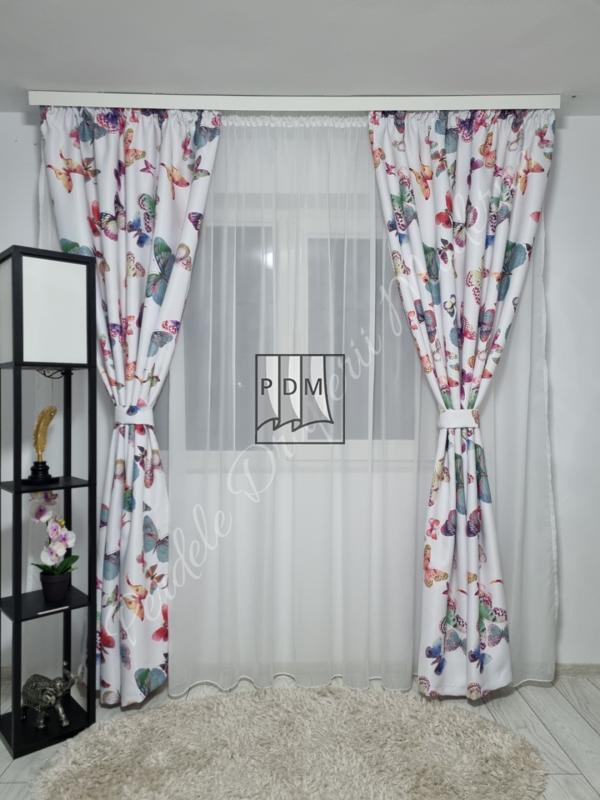 Draperie saten,fluturi colorati imagine 2