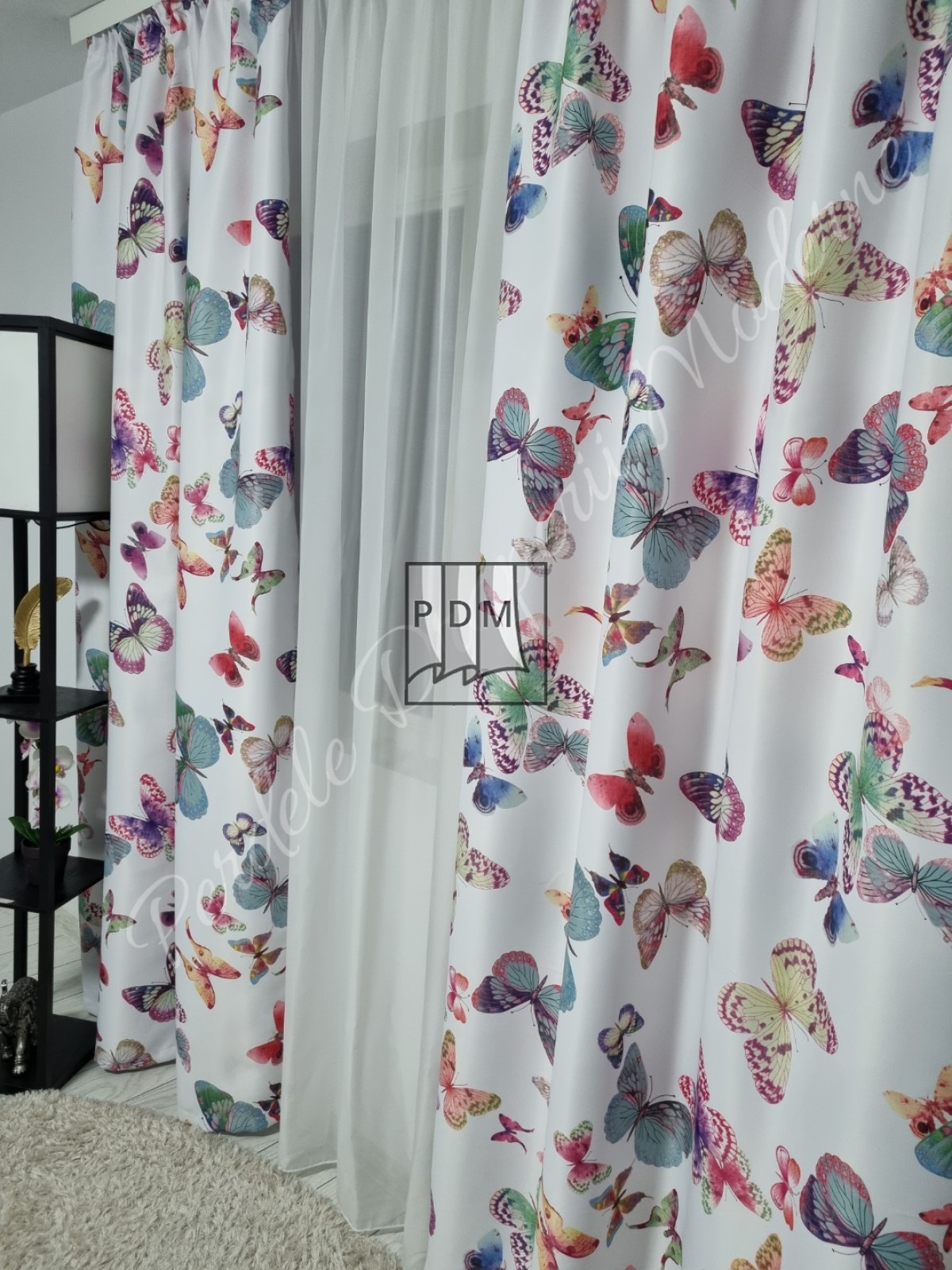 Draperie saten,fluturi colorati imagine 3     
