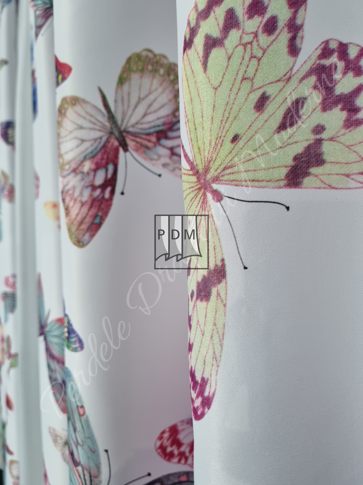 Draperie saten,fluturi colorati imagine 4