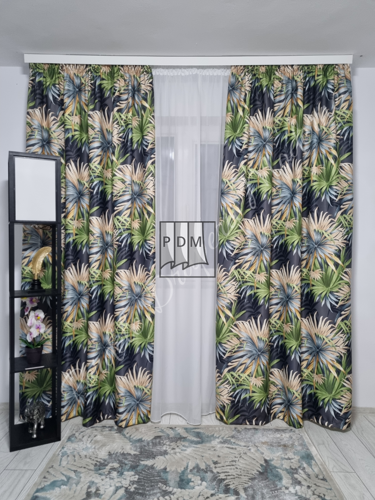 poze Draperie saten,palmieri,fond bleumarin