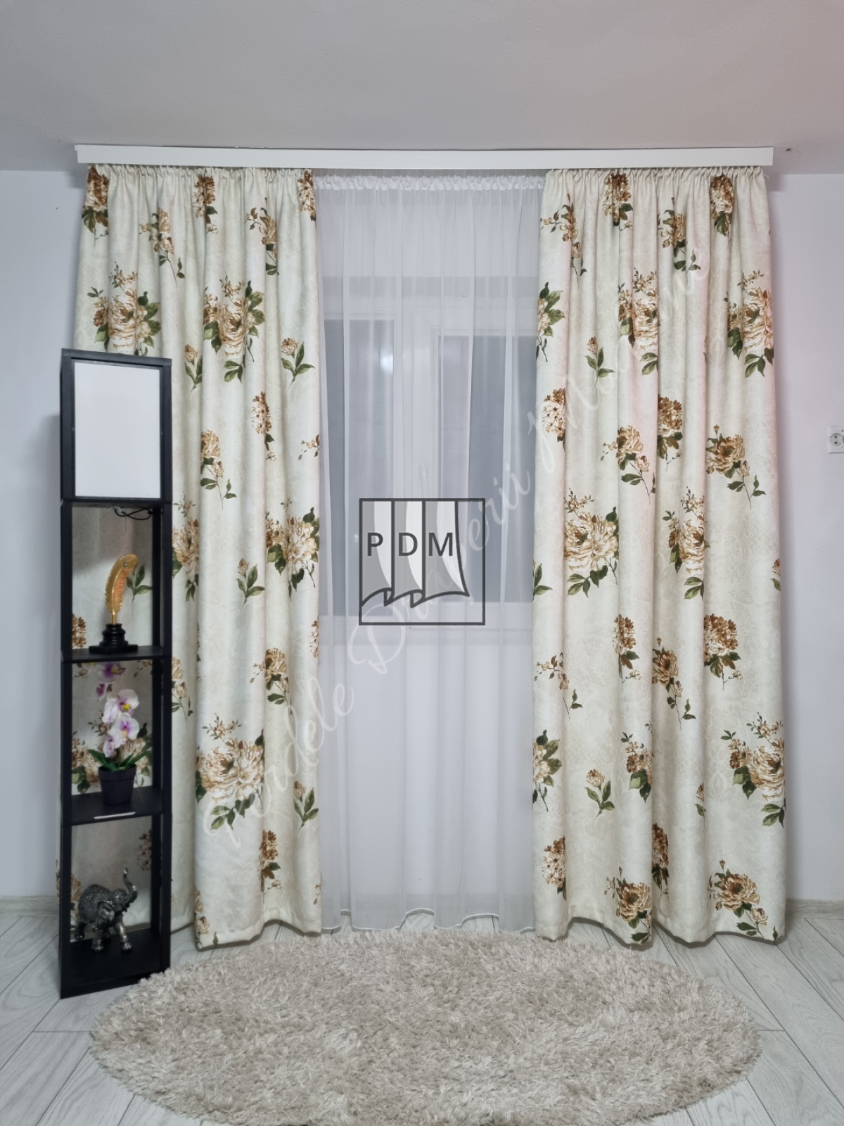 poze Draperie saten,trandafiri crem