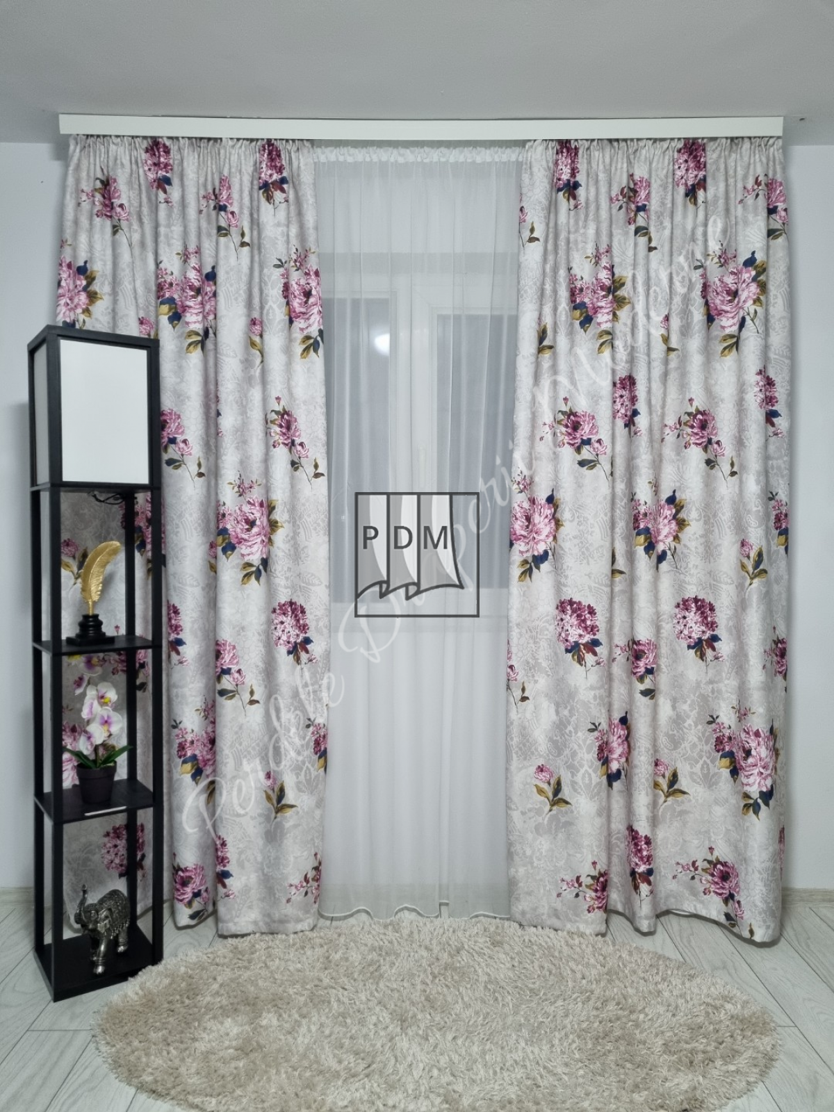 poze Draperie saten,trandafiri roz