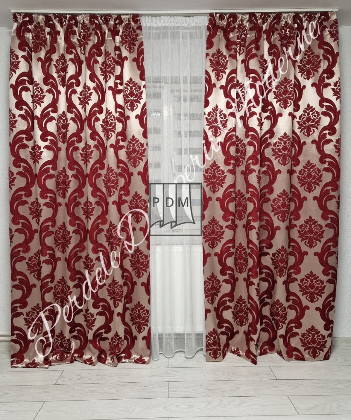 poze Draperie tafta,crem/rosu