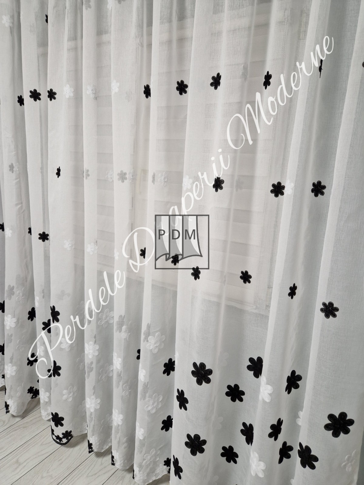 Perdea in brodat, floricele negre imagine 2