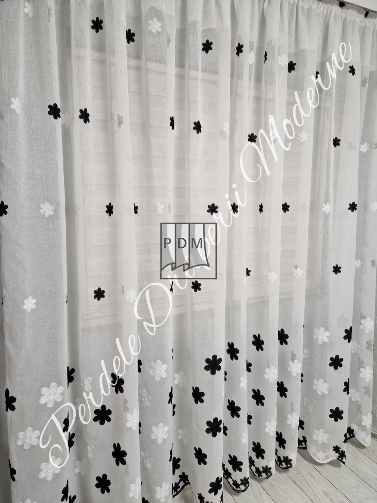 Perdea in brodat, floricele negre imagine 3     