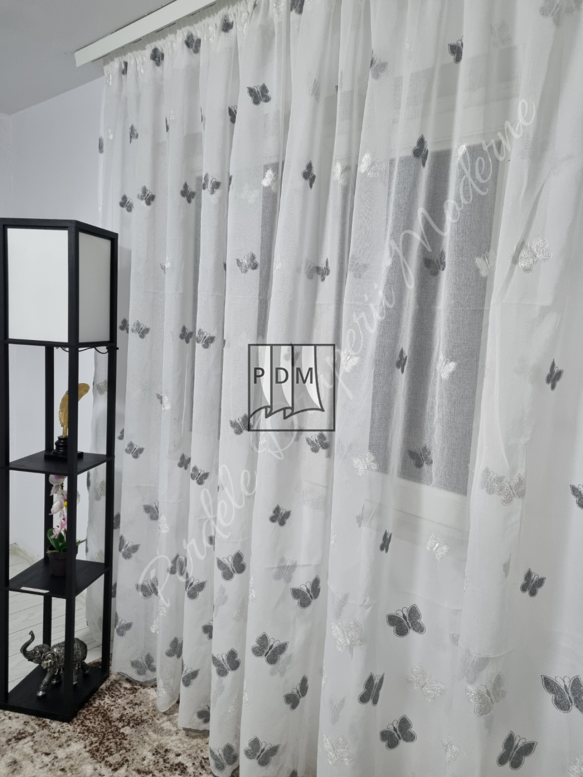 Perdea in,fluturi gri imagine 2