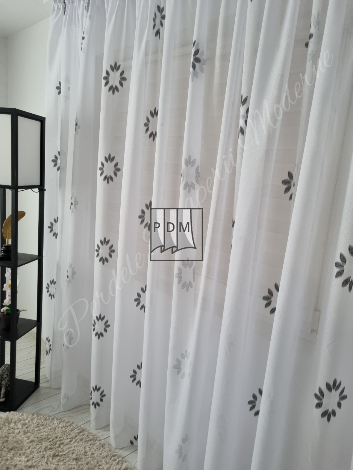 Perdea in,stelute negre imagine 2