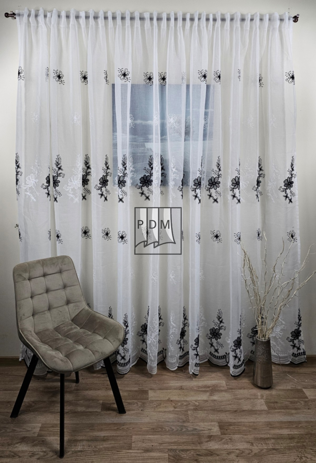 poze Perdea tip in, model floral, alb/negru
