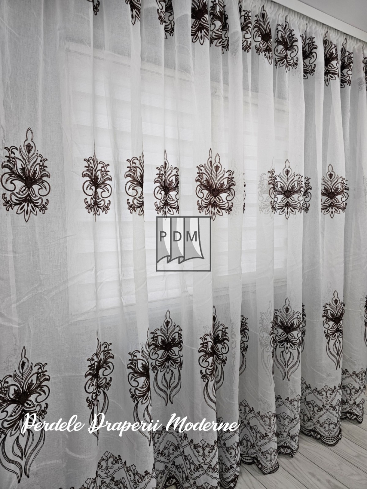 Perdea tip in,broderie maro imagine 3     