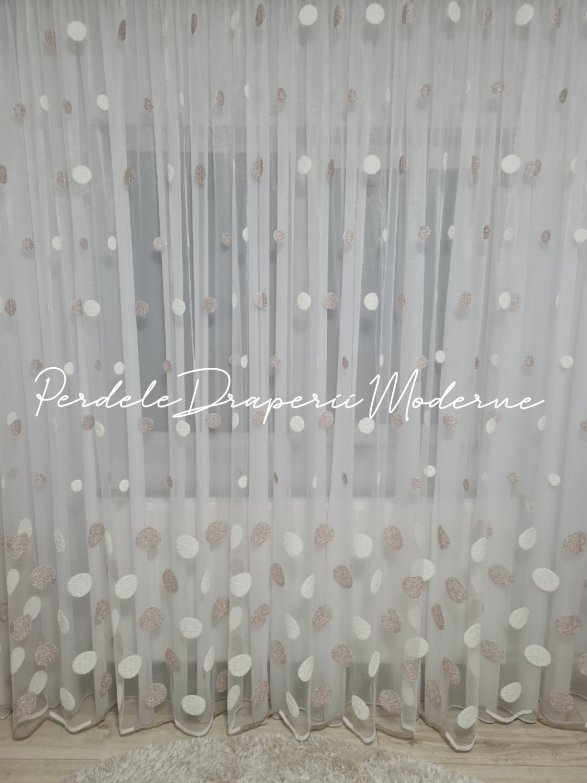 poze Perdea tulle brodat, buline roz pudră