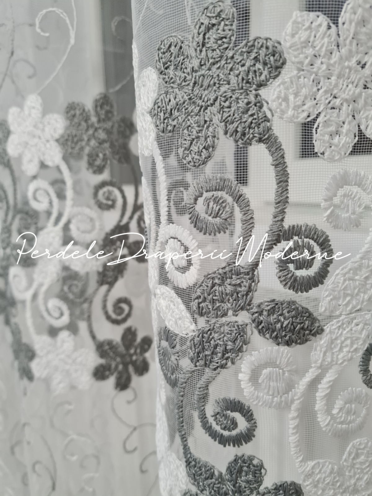 Perdea tulle brodat,alb/floricele gri imagine 3     