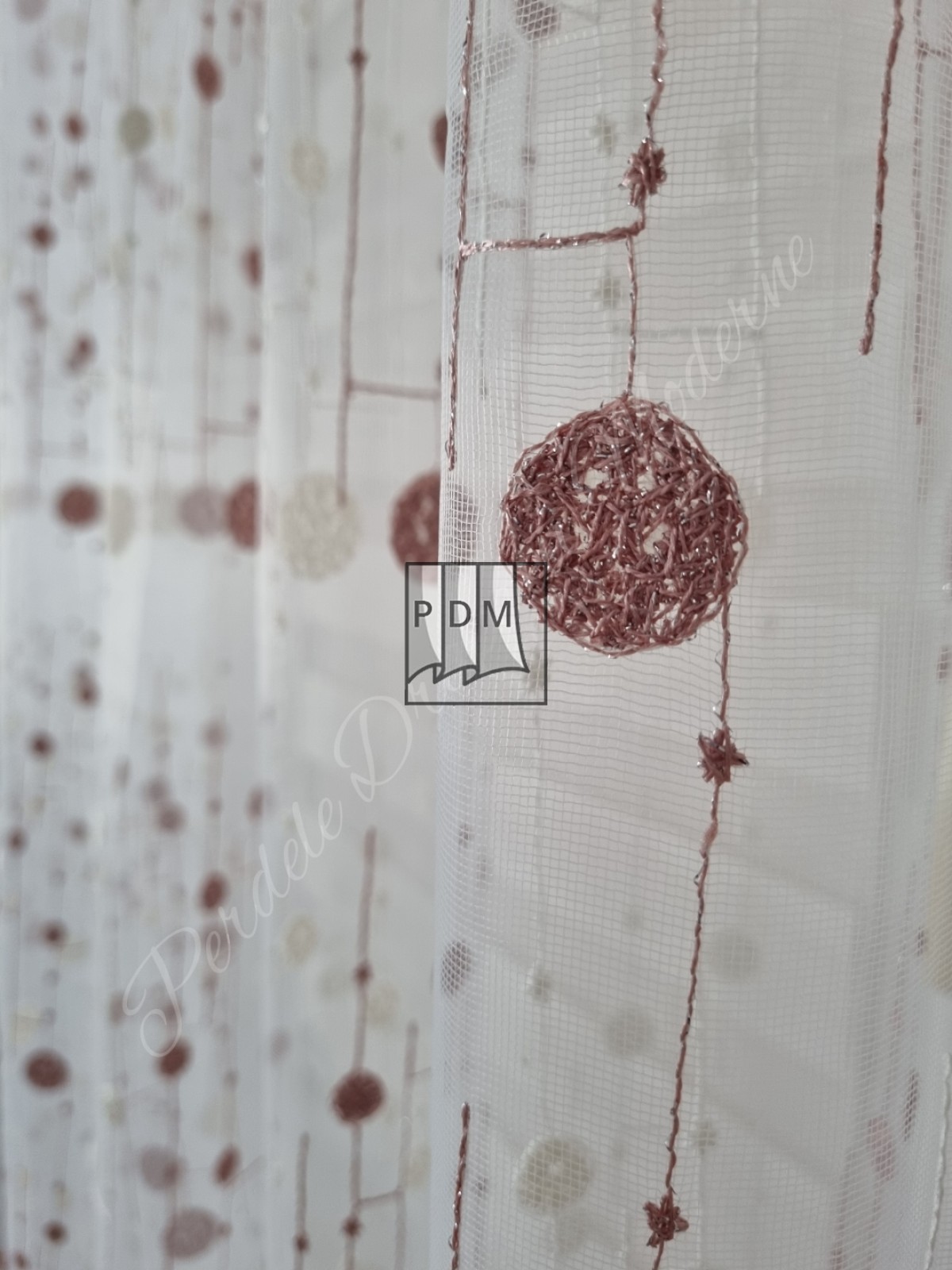 Perdea tulle brodat,bulinute roz imagine 3     