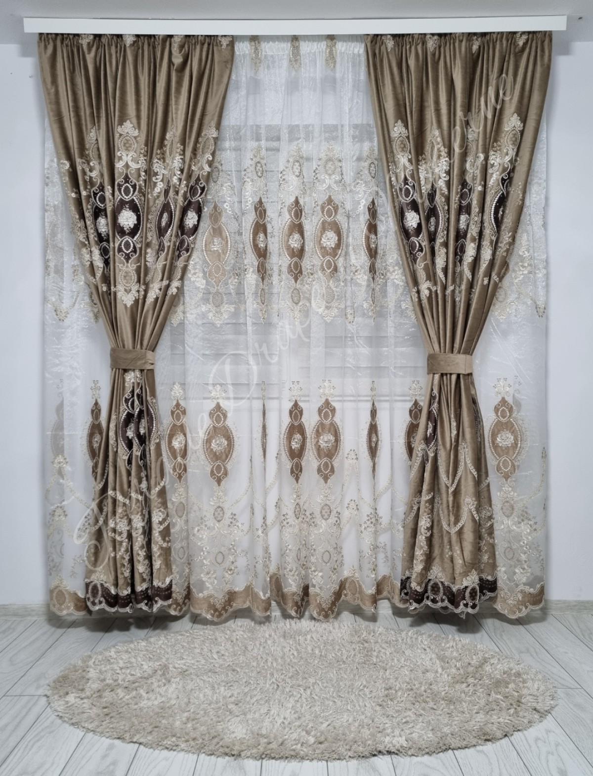 poze Set baroc,catifea/perle,gama lux capucinno/maro